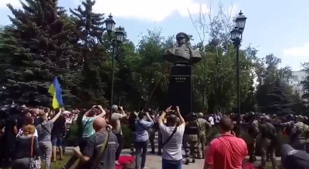 На Украине возбудили два уголовных дела после сноса бюста Жукова в Харькове