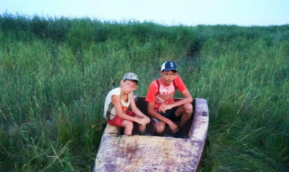 Двое детей "ушли в море" с палками вместо вёсел и застряли посреди залива