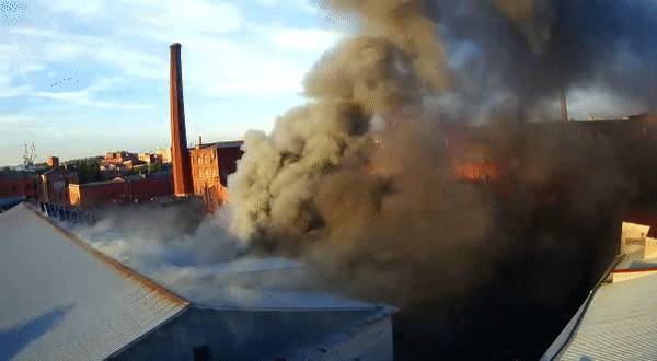 Лайф публикует видео пожара на заводе в Санкт-Петербурге с коптера.