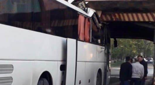 "Жертвы" "моста глупости": автобусы и грузовики застревают в Семее (фото)