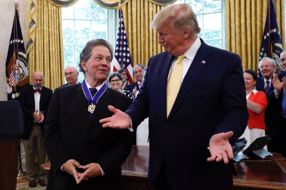 Трамп наградил экономиста Артура Лаффера президентской медалью Свободы