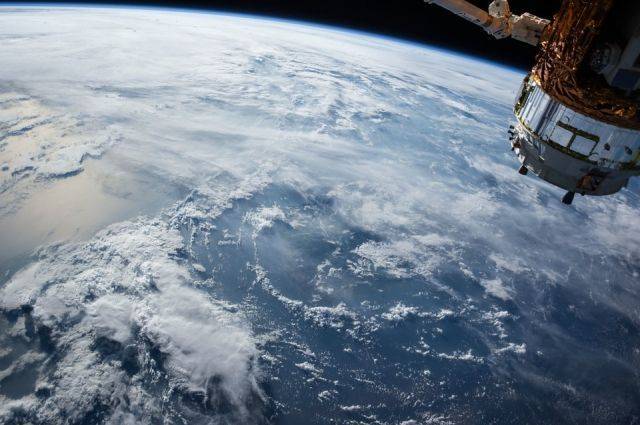 «Роскосмос» представил во Франции новый спутник для съемки Земли