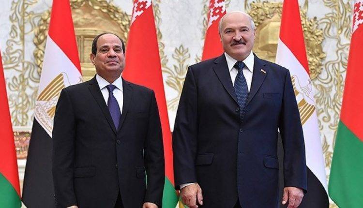 Лукашенко лично проводил президента Египта и передал гостинцы