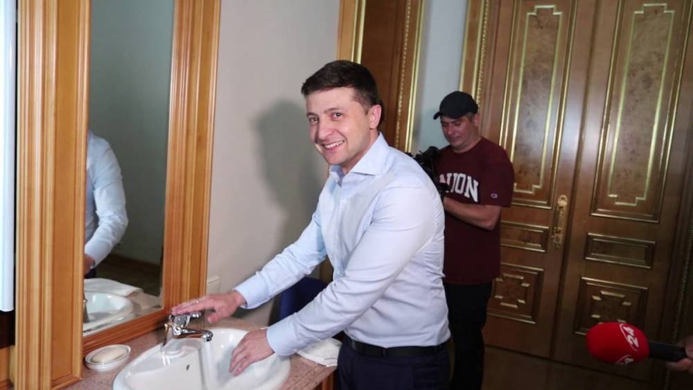 Зеленский показал свой кабинет в АП и секретную комнату с приколом (видео)