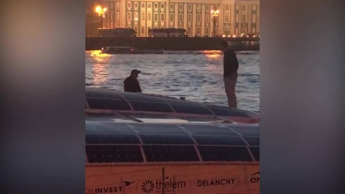 Пьяный хулиган забрался на французский катамаран на Адмиралтейской набережной - piter.tv - Москва - Россия - Франция