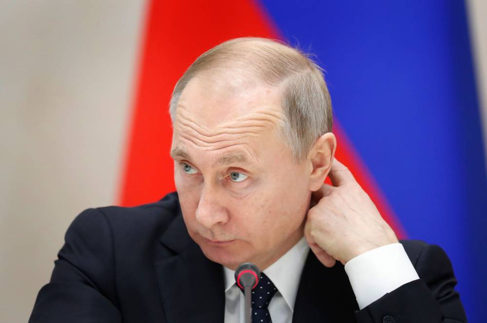 Путина поймали с любовником, отпираться дальше бессмысленно: "Постыдились бы на людях"