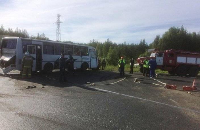 Уфимский бензовоз столкнулся с автобусом на Урале: есть жертвы
