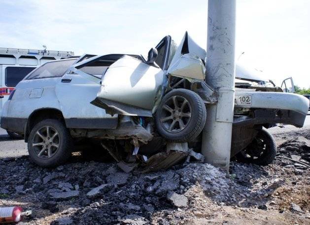 В Уфе водителя после серьезной аварии зажало в салоне авто, пострадало трое (ВИДЕО)