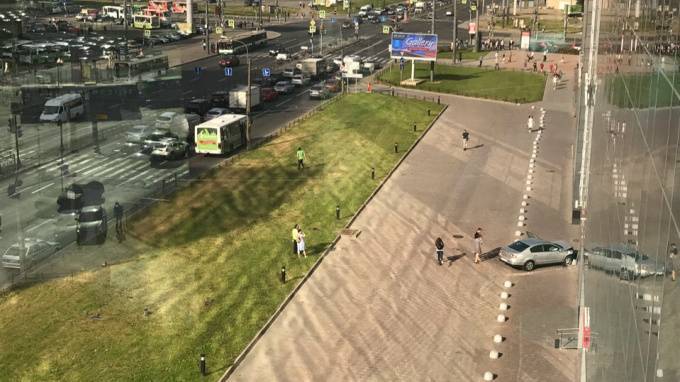 На Заневском проспекте водитель врезался в здание "Самоцветов"