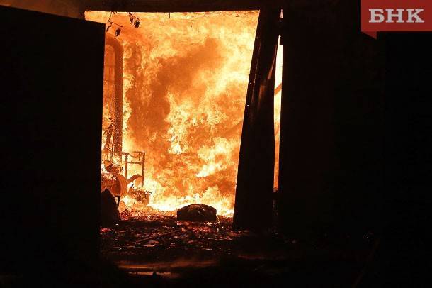 В Сыктывкаре сожгли бесхозные гаражи и баню