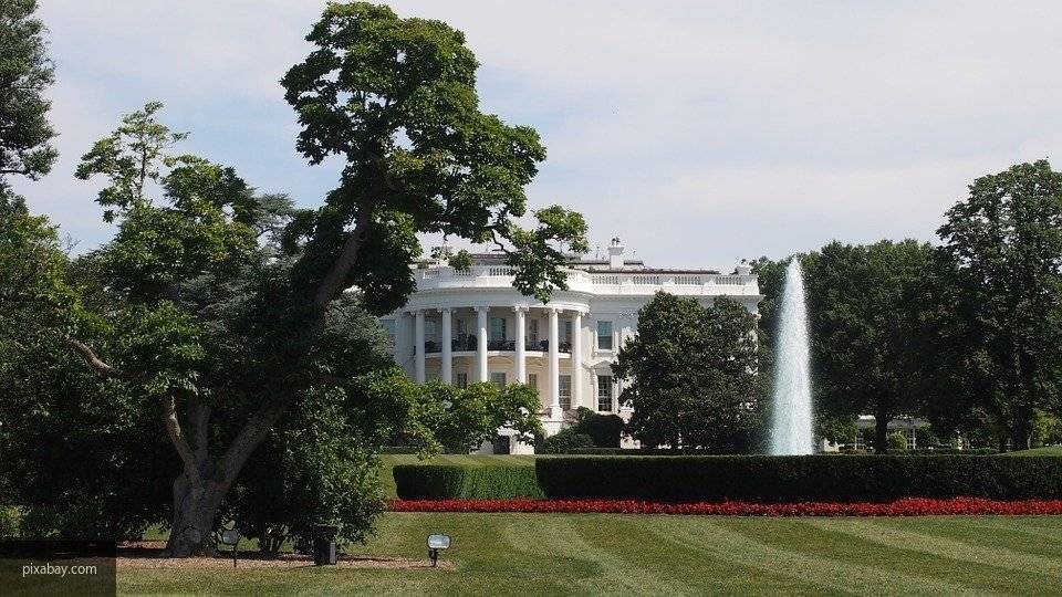 Полиция США оцепила территорию Белого дома из-за брошенного рюкзака