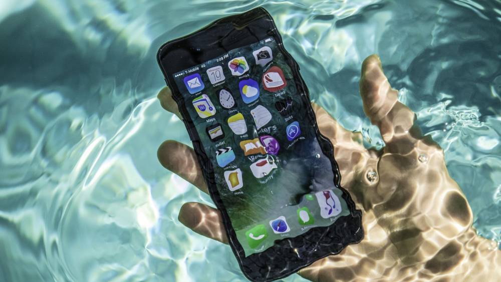 Эксперты рассказали, как спасти утонувший смартфон