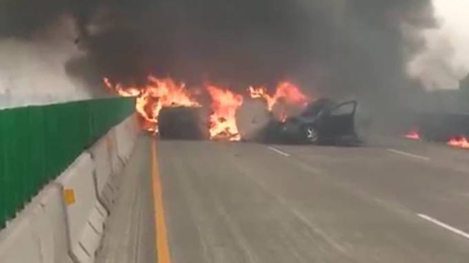 Видео из США: В Висконсине на трассе взорвались и сгорели несколько машин