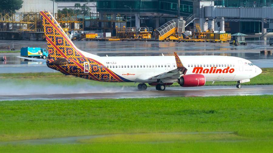 Малайзийский самолет выкатился за пределы полосы в Индонезии
