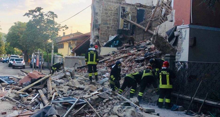 Жилой дом обрушился после взрыва в Италии: под завалами ищут людей (фото, видео)