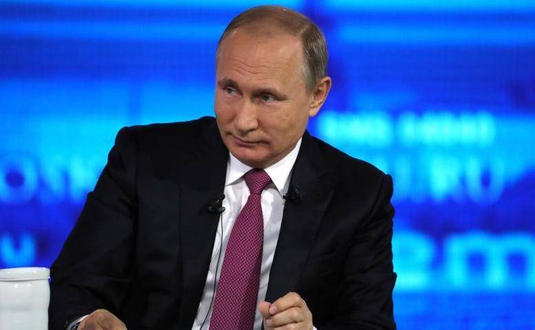 Путин отшутился на вопрос о возможности понижения зарплат чиновникам