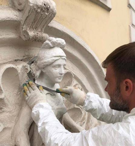 Реставраторы спасли барельефы на доме в Сверчковом переулке