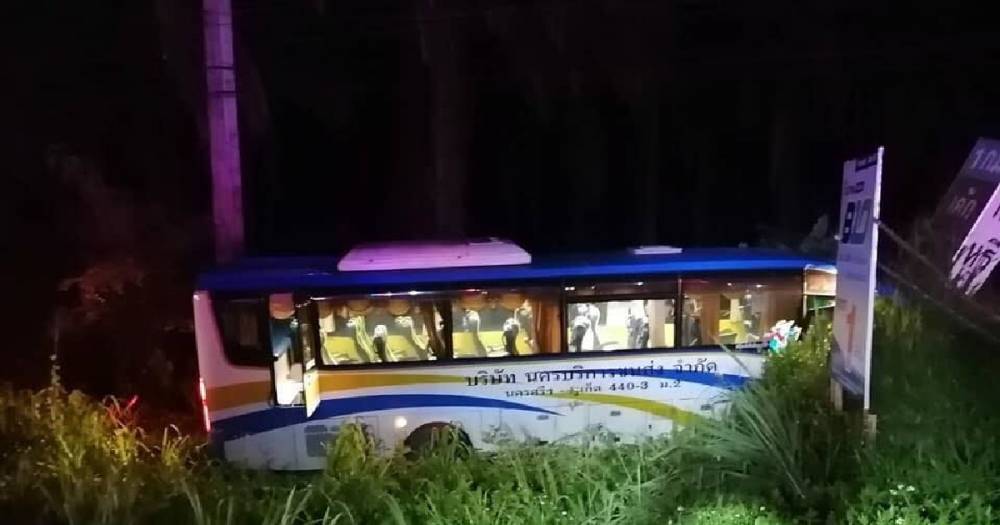 В Таиланде автобус столкнулся с двумя машинами, один погиб и 13 пострадали.