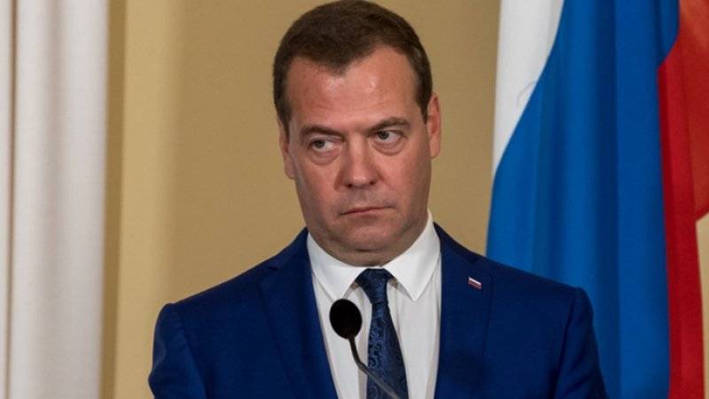 Медведев начал заседание кабмина на час раньше из-за Прямой линии
