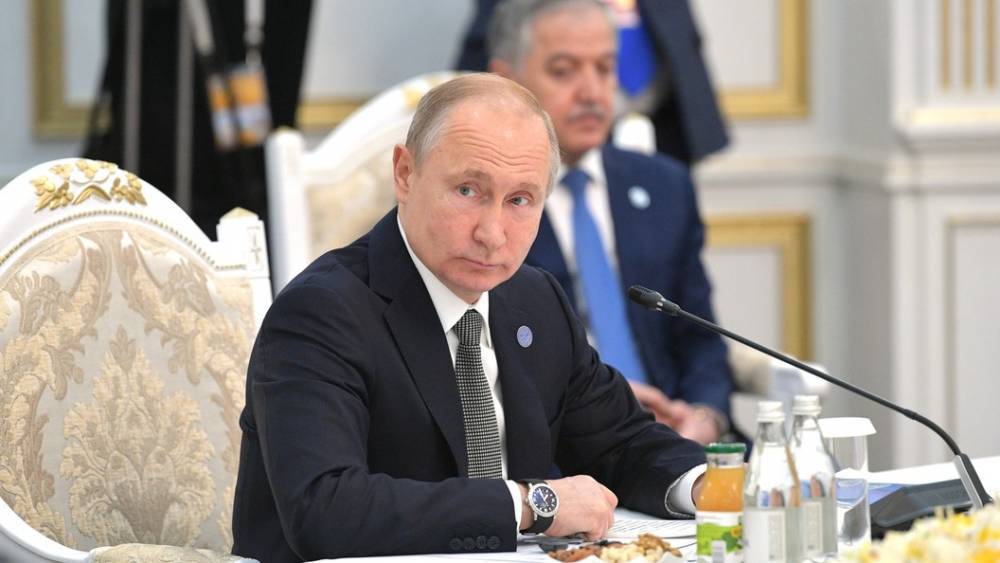 Когда чиновники начнут получать зарплату "как простые люди"? Путин дал ответ на "Прямой линии"