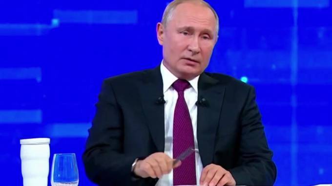 Владимир Путин прокомментировал высокие зарплаты чиновников
