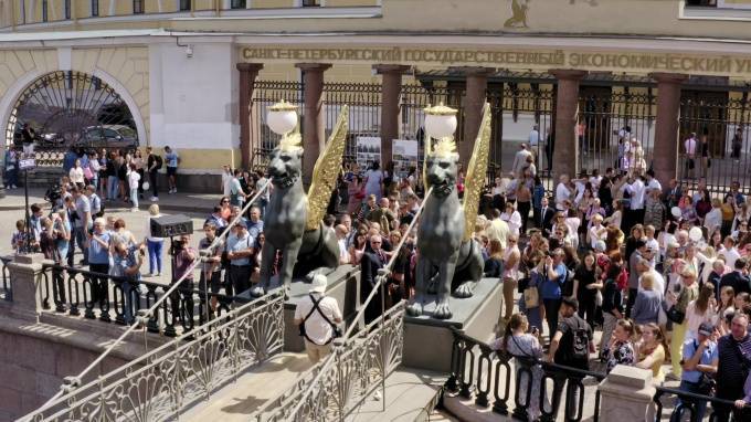 В Петербурге открыли Банковский мост с отреставрированными грифонами