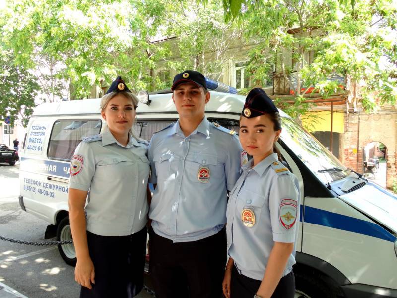 В Астрахани полицейские спасли полуобнаженную женщину из городского канала