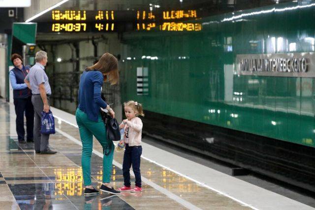 В московском метро начали раздавать питьевую воду