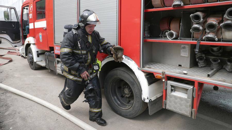 Путин пообещал повысить зарплаты пожарным