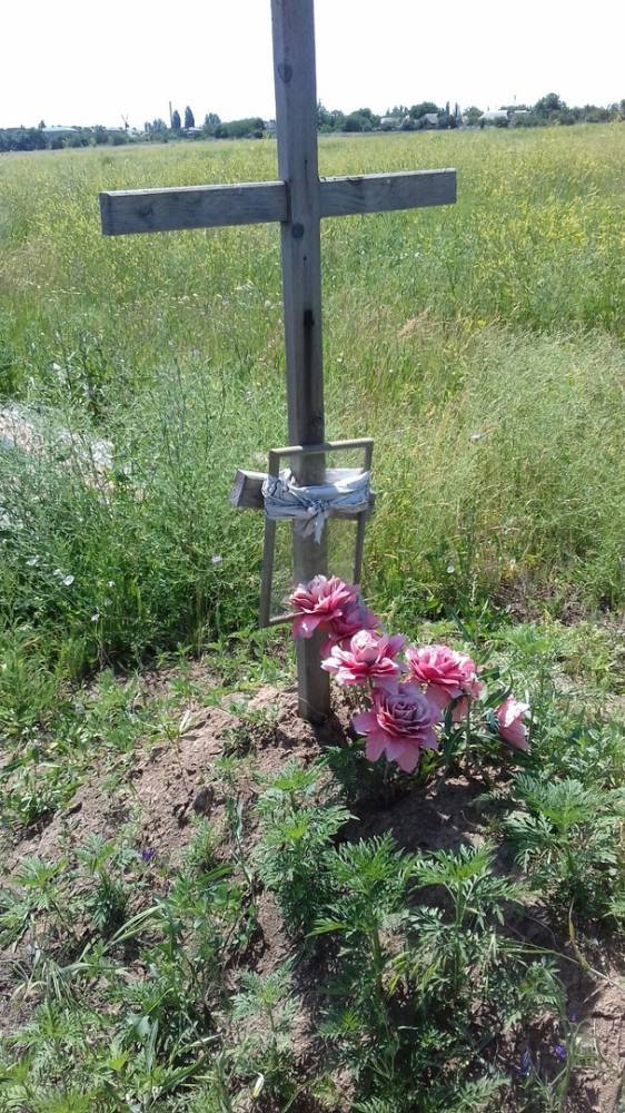 Появились новые фото заброшенных могил российских боевиков на Донбассе (фото)