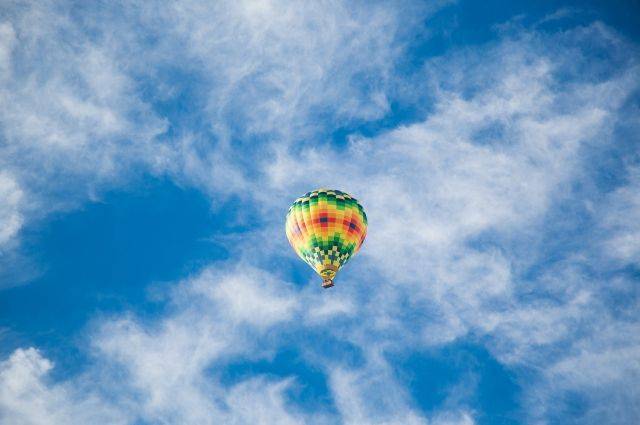 В Египте воздушный шар с туристами унесло в горы сильным ветром