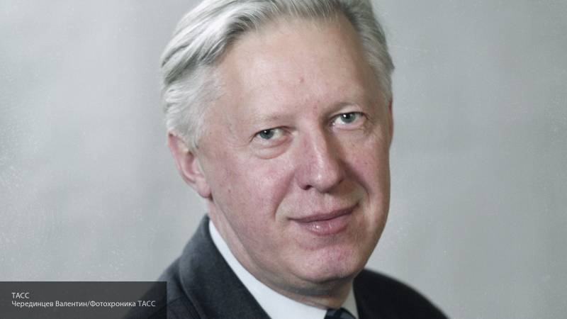 Скончался бывший посол СССР в Британии Замятин