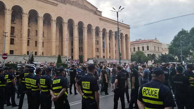 В Грузии начались акции протеста против визита российских депутатов