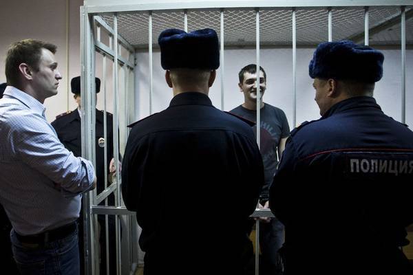 Брат ответит за брата — блогосфера о приговоре по делу Навальных