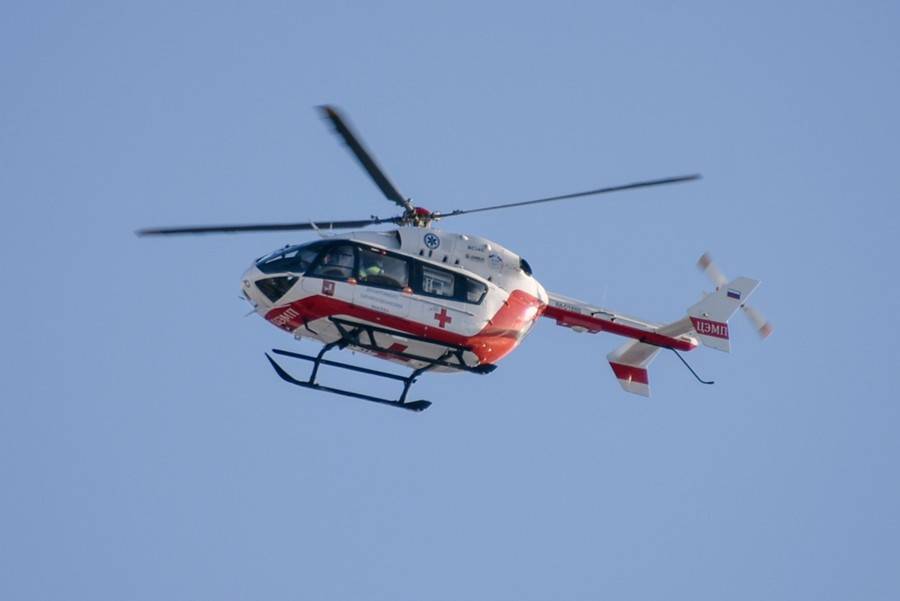 Санитарный вертолет эвакуировал пострадавшего в ДТП в ТиНАО
