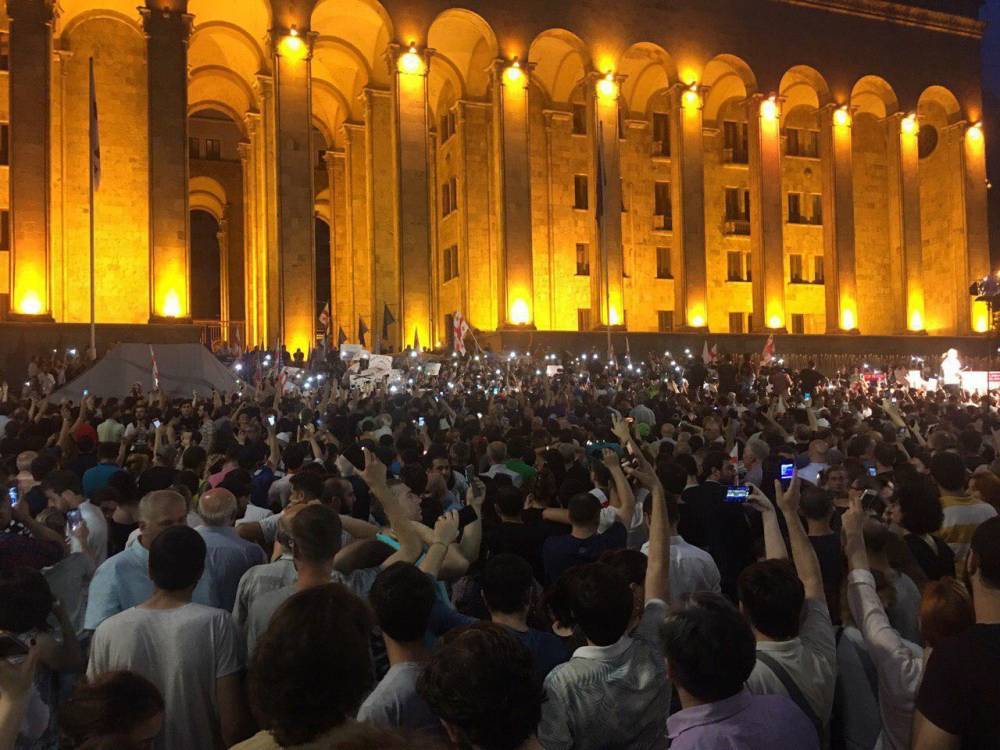 Грузинская оппозиция начала штурм здания парламента в Тбилиси