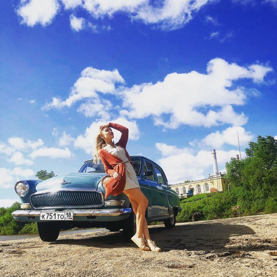 Модель из Барселоны сняла в Глазове ролик на испанском про русский ретро-автомобиль (видео)
