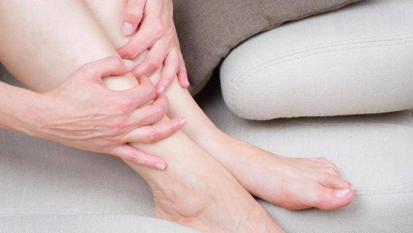 Медики рассказали, на какие проблемы со здоровьем указывают отеки ног