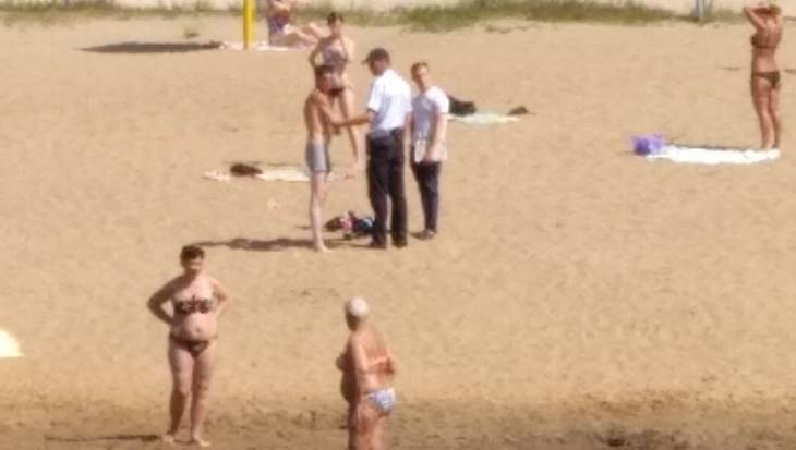 На пляже Брянска полицейский не подпустил к реке пьяного мужчину