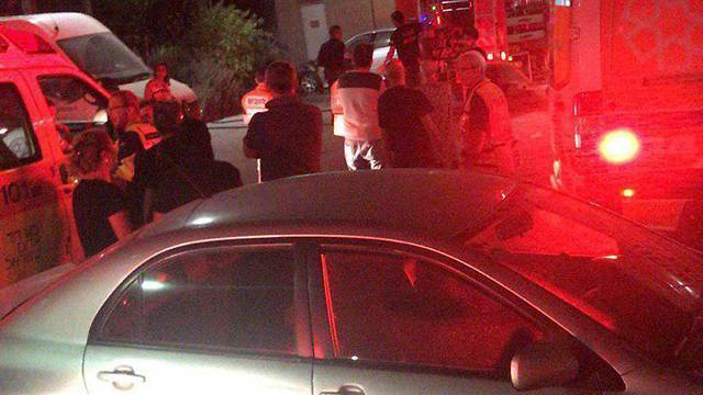 В Тель-Авиве взорвалась машина, на месте - полиция и медики