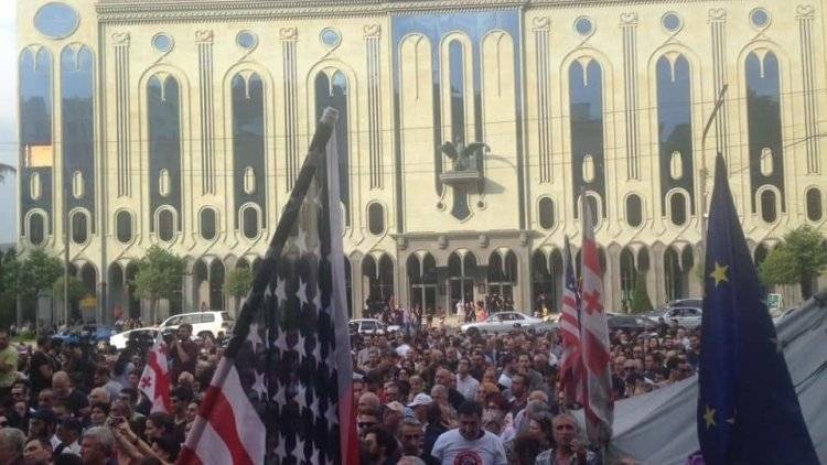 Шестнадцать человек пострадали во время митинга в столице Грузии