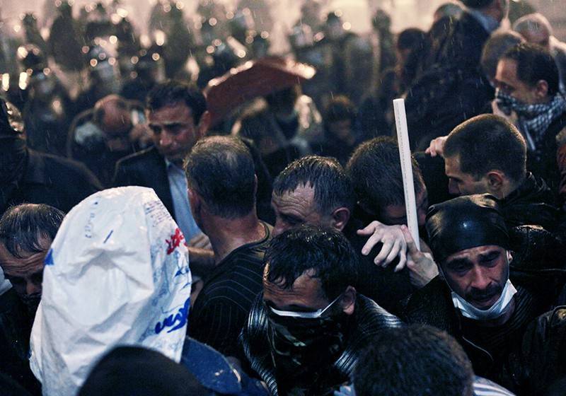 По протестующим у парламента в Грузии открыли огонь
