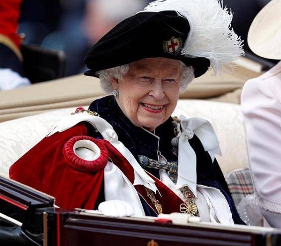 Королева Елизавета посмеялась над «магической» выходкой мужа дочери принцессы Анны