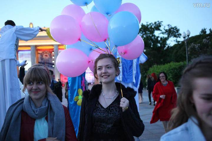 Первая тысяча выпускников столицы попала на главный праздник в Парк Горького