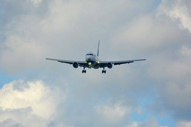 Самолет, летевший из Екатеринбурга в Тюмень, вернулся обратно из-за грозы