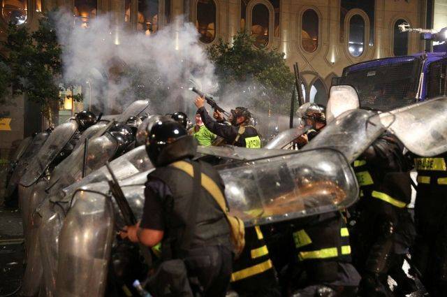 Число пострадавших в ходе протестов в Тбилиси достигло 52 человек