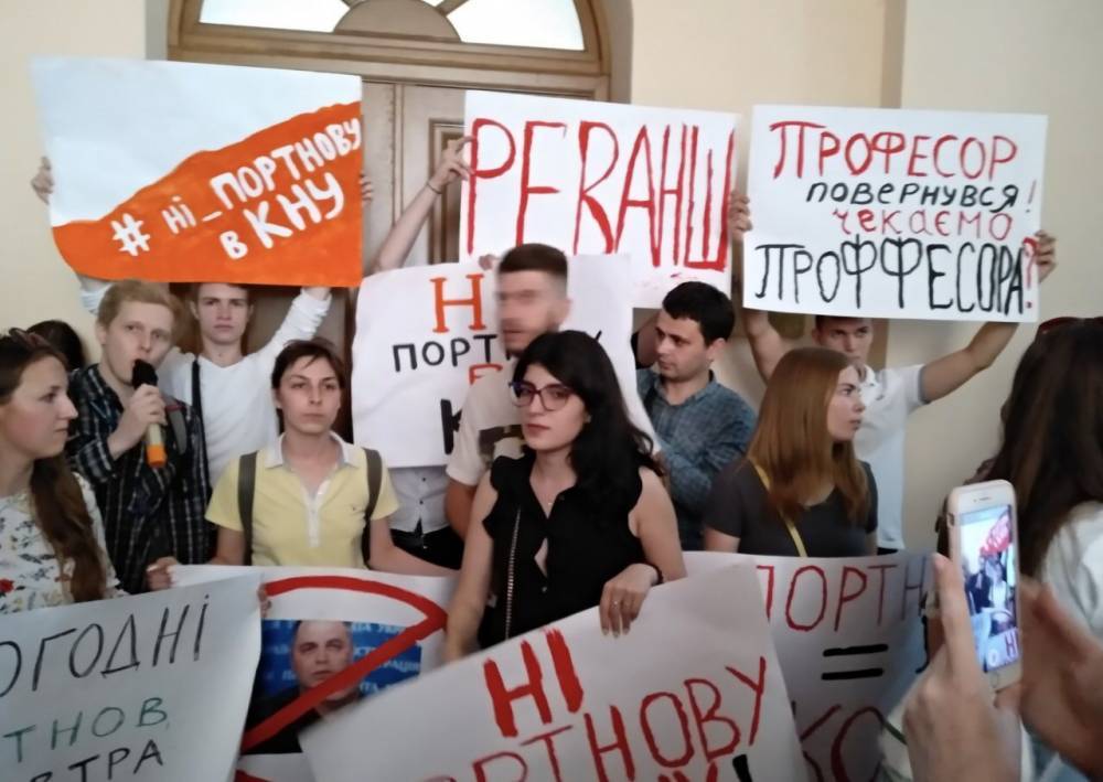 Студенты устроили протест против экс-заместителя главы Администрации президента Януковича