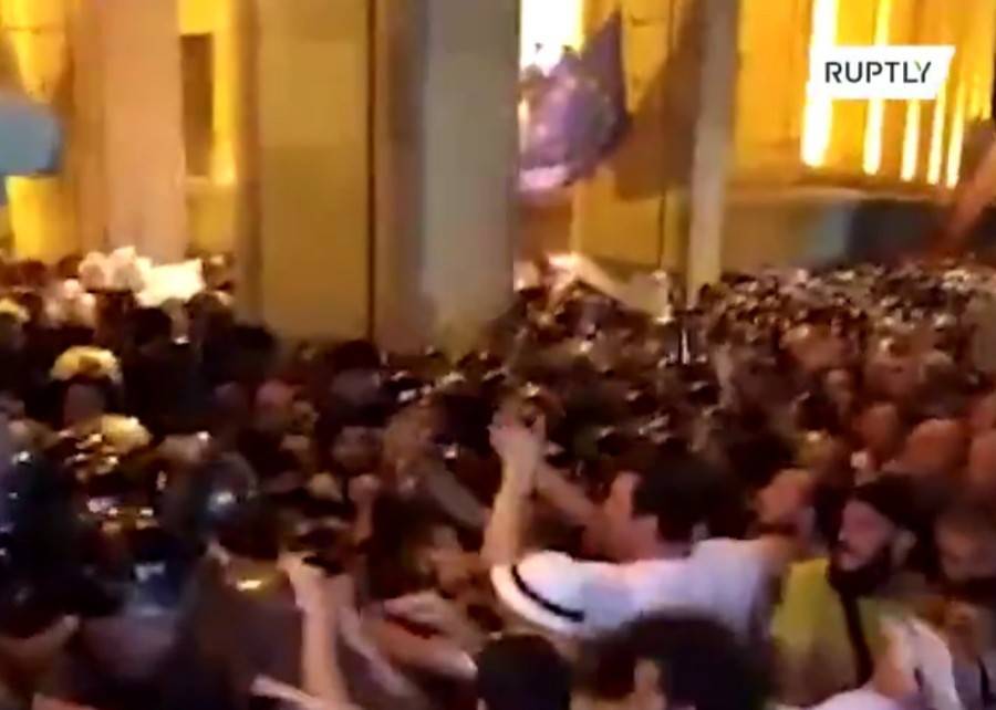 Число пострадавших в ходе протестов в Тбилиси достигло 54 человек