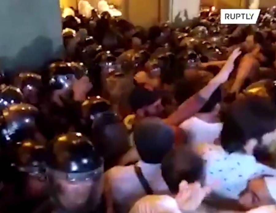 Митинг в Тбилиси разгоняют резиновыми пулями, слезоточивым газом и водометами
