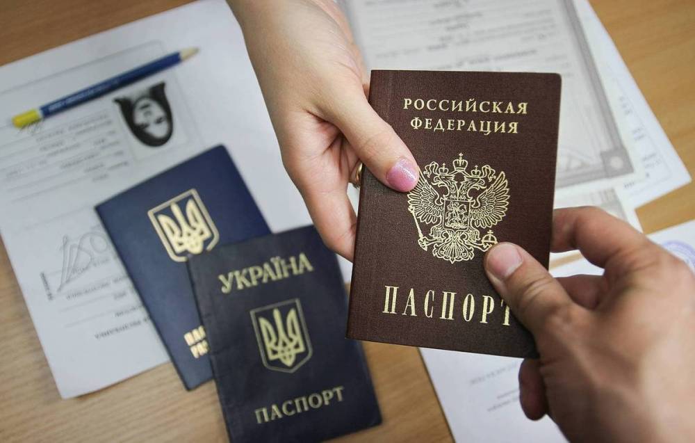ЕС допустил непризнание выдаваемых жителям Донбасса российских паспортов